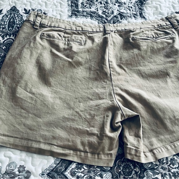 These Khaki shorts size 18 are a comfy stretch material. Made CASLON. - Picture 3 of 3